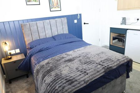 1 bedroom in a house share to rent - Photo 3