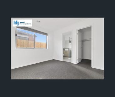 Spacious & Modern 4-Bedroom Home with Double Lock-Up Garage! - Photo 2