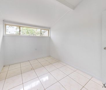 THREE BEDROOM HOUSE WITH SPACIOUS BACKYARD - Photo 5