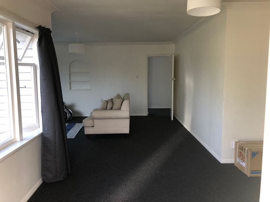 Large private 4 bed 2 bathroom family home - Photo 1