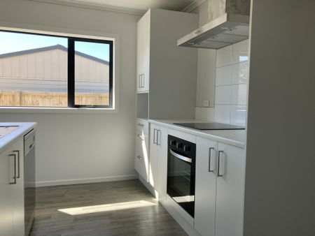 Modern Three bedroom home! - Photo 2