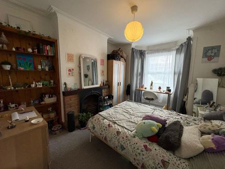 4 bedroom end of terrace house to rent - Photo 3