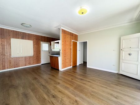 Three bedroom Family Home - Photo 3
