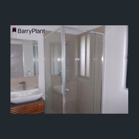 Modern Comfort, Prime Location - Photo 3