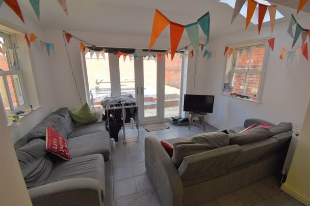 7 Bed Semi-Detached House, Granby Gardens, RG1 - Photo 1