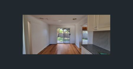 Charming Home in a quiet court, opposite parklands - Photo 2