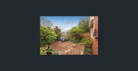 Elegance in a lush leafy setting! - Photo 2