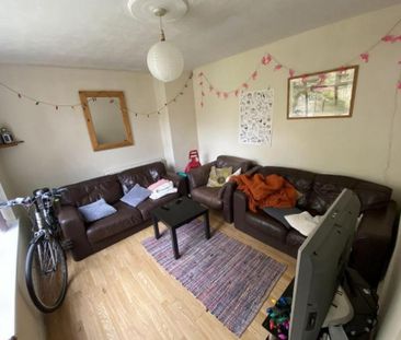 4 bedroom semi-detached house to rent - Photo 2