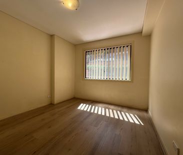 GROUND FLOOR UNIT! 2 minute walk to Shops & Station - Photo 2