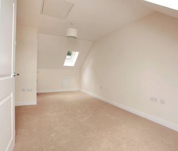 4 bedroom semi-detached house to rent - Photo 2