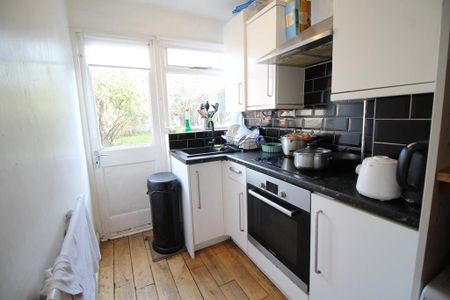 2 bedroom terraced house to rent - Photo 4
