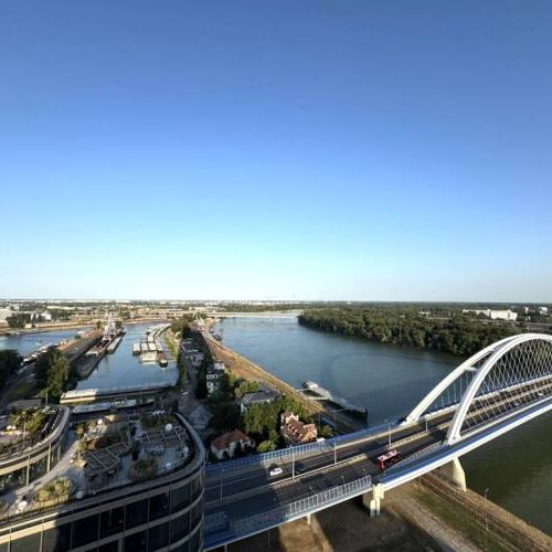 RentHub | E2Tower | 20.poschodie | 2i byt | panoramatický výhľad | - Fotografia 1