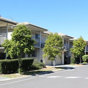 Beautiful townhouse in great location! Available now! - Photo 2