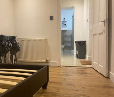 Studio Flat, Oulton Crescent, IG11 - Photo 1