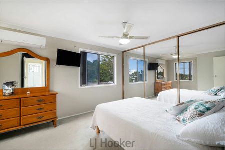SPACIOUS FAMILY LIVING WITH POOLSIDE ENTERTAINING - Photo 5