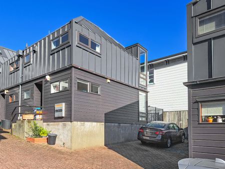 Townhouse Living - Photo 5
