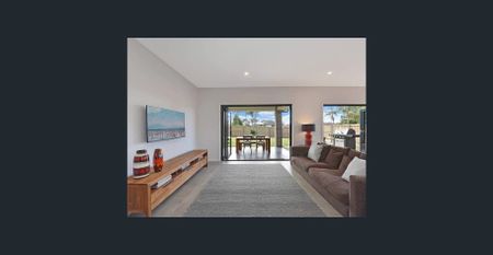 Stunning Modern Family Home - Photo 2