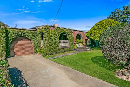 CHARMING THREE BEDROOM HOME IN SOUTH TAMWORTH - Photo 3