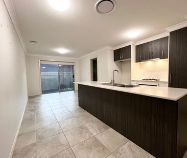 **JUST MOVE IN, NEARLY NEW 4-BEDROOM TOWNHOUSE - Photo 2