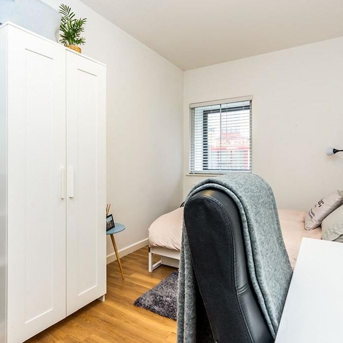 4 bedroom flat to rent - Photo 1