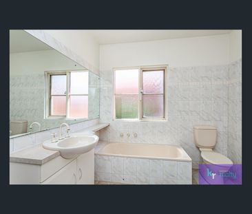 Stylish, Sophisticated and Perfectly Located! - Photo 2