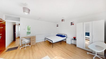 3 Bedroom, 1 bath, 1 reception Flat - Photo 5