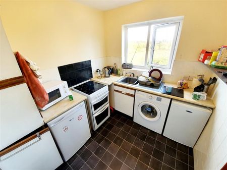 2 Bedroom Flat to Rent in Lovell Court, Irthlingborough, Northants, NN9 - Photo 4