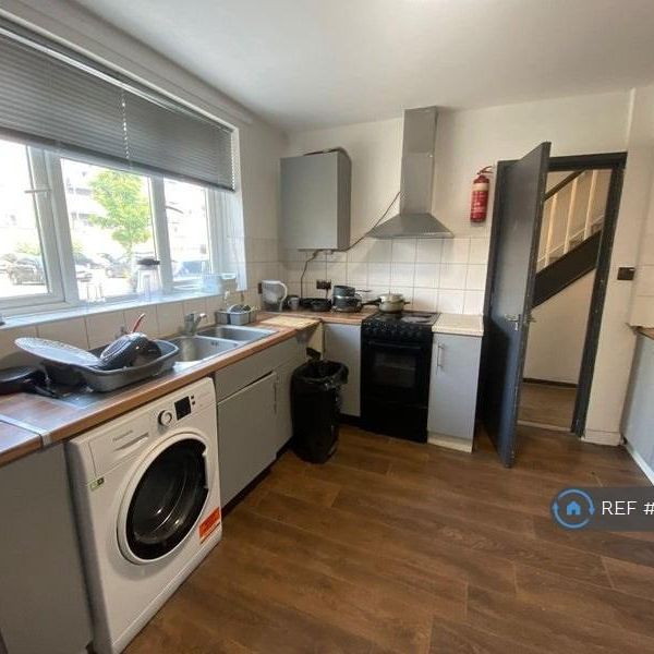 1 bedroom in a house share to rent - Photo 1