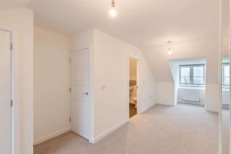 A modern four bedroom family home with private garden and parking - Photo 4