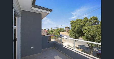 Contemporary Reverse Living Style - Photo 5