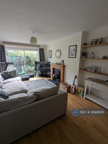 4 bedroom semi-detached house to rent - Photo 3