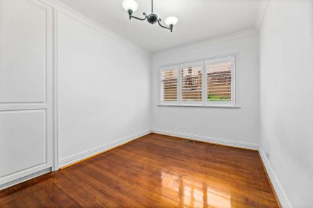 Elegant Boutique Apartment in Prime Location - Photo 4