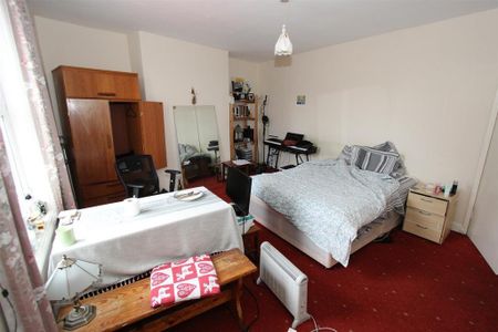 4 bedroom private hall to rent - Photo 2