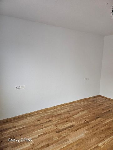 <h1 class="md:text-xl md:leading-6 mt-4 md:mt-10 lg:mb-6 mb-3 text-primary-500 font-semibold text-base leading-5"> Etagenwohnung in Esslingen am Neckar (Zell) </h1> - Photo 5