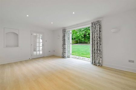 A recently refurbished 5 bedroom cottage available to rent in this wonderful rural setting at Pamber End, between Reading and Basingstoke. - Photo 4