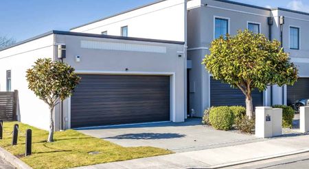 Sleek and Contemporary Home - Photo 5