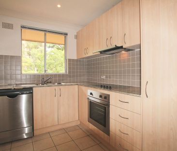 Spacious Apartment with Leafy Outlook ** Available 15/11/25 ** - Photo 5