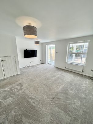 Beautifully presented 3 bed end of terrace to let in Titchfield Common - Photo 1