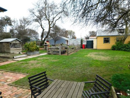 FULLY FURNISHED THREE BEDROOM HOME IN FASHIONABLE SOLDIERS HILL - Photo 2