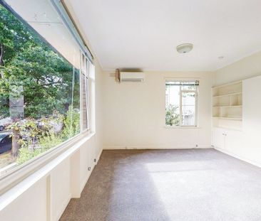 Sunny and spacious - Photo 2