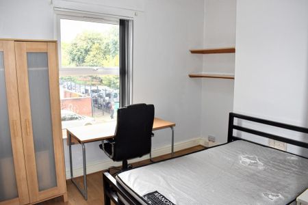 4 bedroom end of terrace house to rent - Photo 3