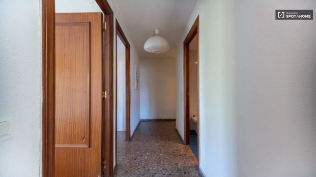 Rooms for rent in 4-bedroom apartment in Mestalla - Photo 1