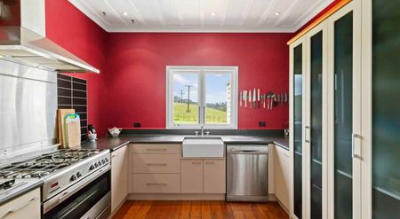 Country Family Home - Photo 2