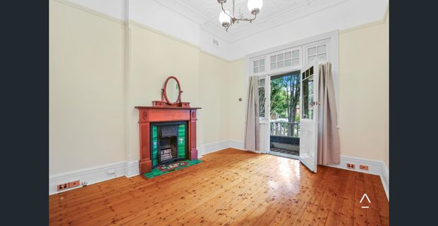 Charming Family Home with Swimming Pool - Photo 1