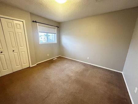 290 Covehaven View Northeast, Calgary - Photo 2