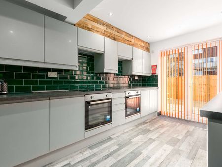 OX Living is proud to present this high-quality 9-bedroom co-living property, perfect for working professionals looking for stylish, stress-free living. Room 2 - Photo 5