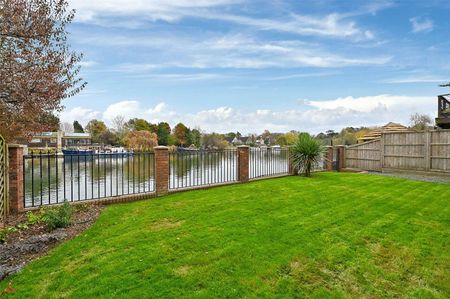 A modern and spacious three storey detached home on the banks of the river Thames with car parking, garage and private mooring. - Photo 2