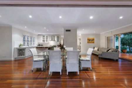 Exquisitely Renovated Queenslander Opposite Oriel Road Park - Photo 3