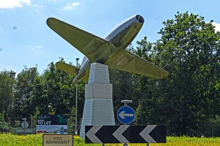 Eastmead, Farnborough, Hampshire, GU14 - Photo 2
