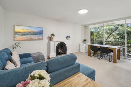 BEAUTIFULLY RENOVATED ONE BEDROOM - set off Pacific Highway lovely and quiet. - Photo 2